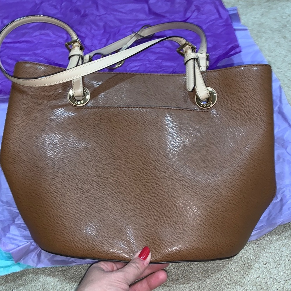 Michael kors bucket tote in luggage